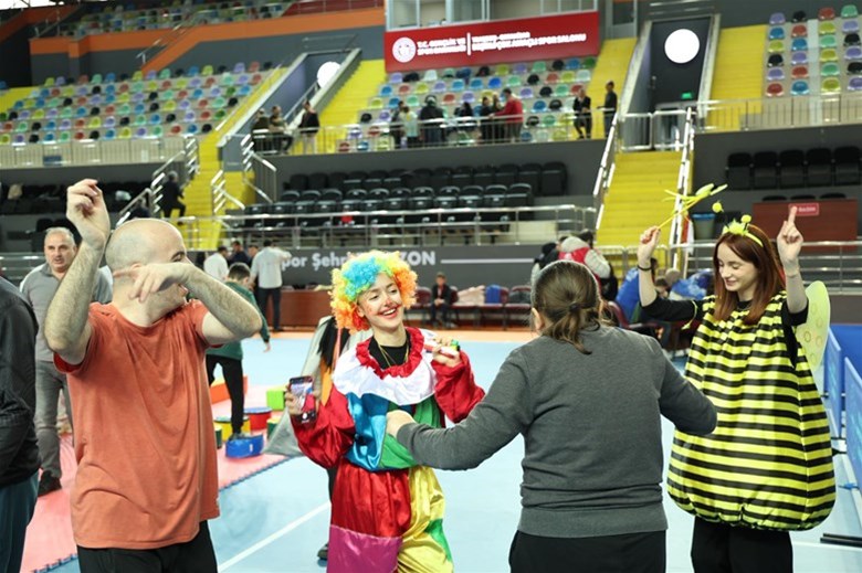 El Ele, Engelsiz Yarınlara