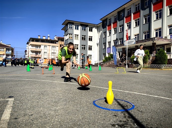 Kızların Gücü : Sporla Zirveye!